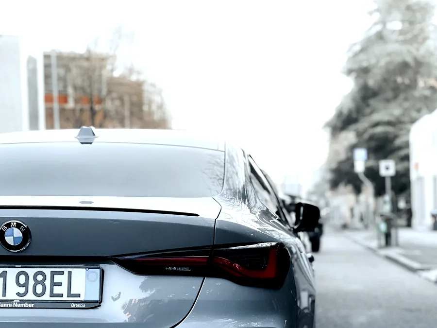 Zaga de un BMW Serie 4 Gran Coupé gris recién matriculado