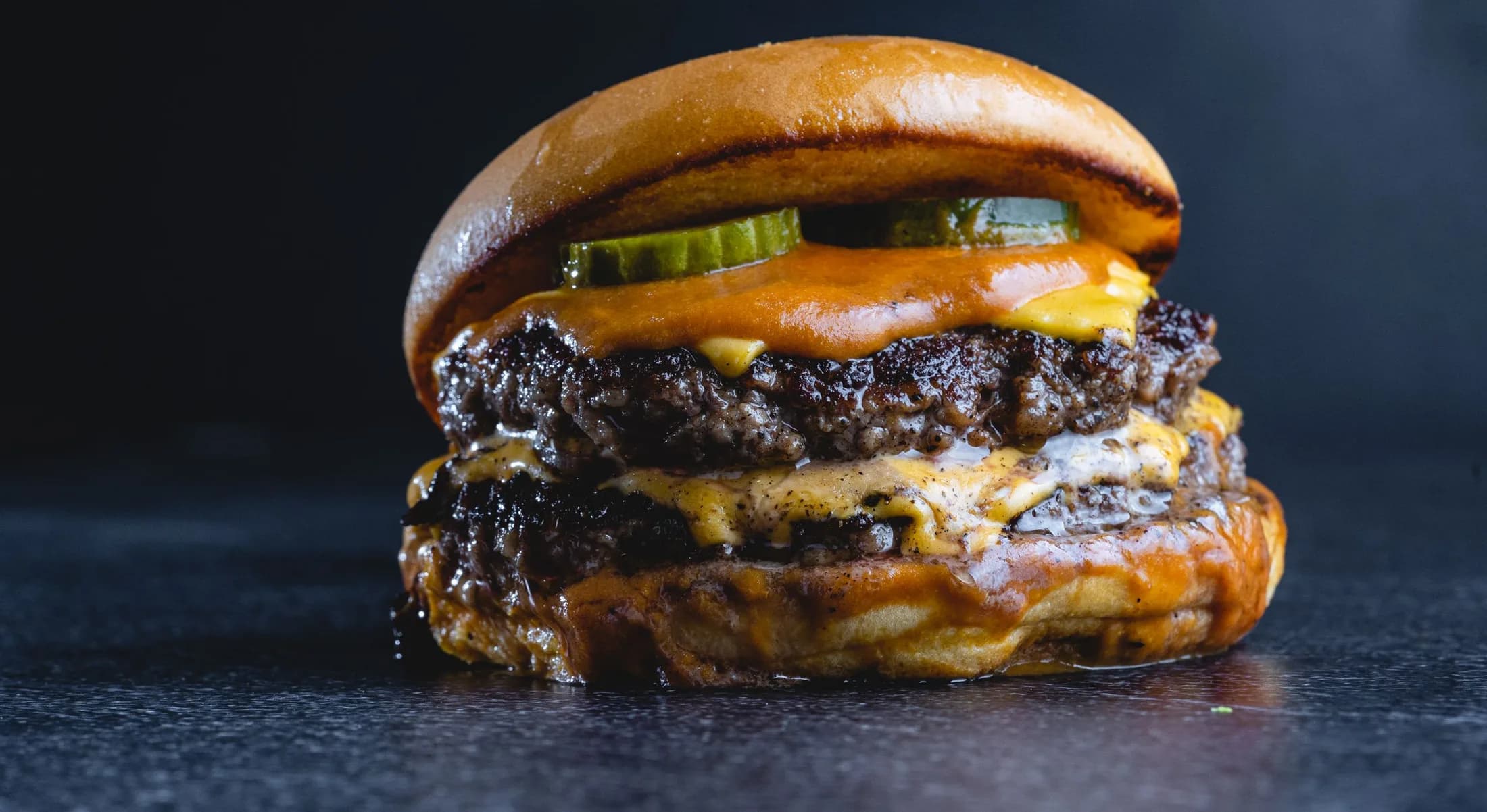 Doble Chapa: dos carnes aplastadas con queso americano y pepinillo